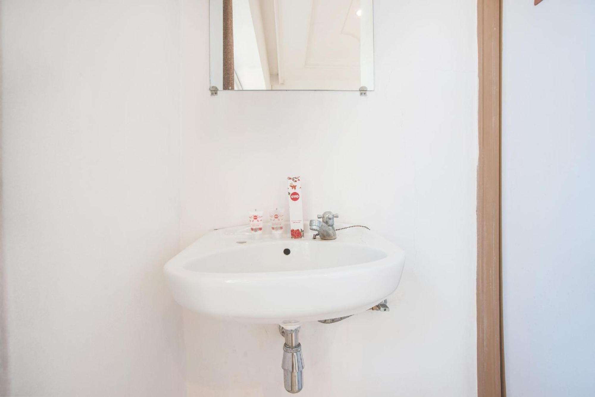 Hotel Capital O 332 G17 Kemang Jakarta